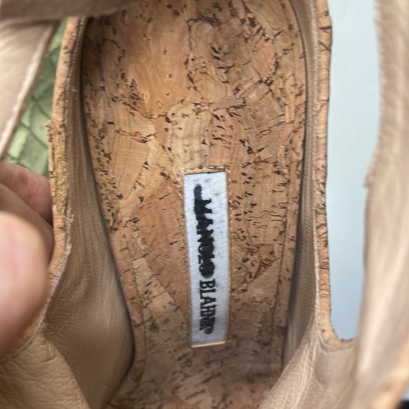 Manolo blahnik 37.5 size 7.5 heal is intact , worn maybe 4 times tops - Picture 2 of 7